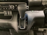 CVT車のセレクトレバーです。低速から高速まで、変速ショックのないスムーズな走りを実現するとともに、エンジン効率のよい領域を維持することで燃費にも貢献します。
