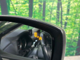 【ブラインドスポットモニタリング】走行中、ドアミラーの死角になりやすい箇所に後続車が接近するとサイドミラー付近に警告を表示、ドライバーに注意喚起をしてくれます。
