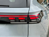LEDテールランプ(ダイナミックターンインジケーター付き)特徴的な配光パターンによって後続車からの視認性が高まり、万一の追突の危険性を軽減します。