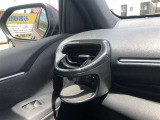 運転席用・助手席用と2つのカップホルダーを装備しています。ドリンクだけでなく、色々な小物の置き場所としても大変便利です。