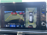 【マルチビューカメラシステム】まるでクルマを真上から見下ろしたかのような視点で駐車をサポートします!クルマの斜め後ろや真横など、前後左右の4つのカメラの映像が合成されて、モニターに映し出されます。