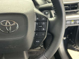 前方の車との車間を設定し、スピードを上げたり緩めたりを自動で行ってくれる追尾式の「レーダークルーズ」。上級装備の一つです!高級車にしかつかない嬉しい機能です。