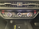 運転席と助手席にシートヒーターが付いています☆寒い時期に腰周りを温めてくれるので体全体が温まりやすいのは勿論、暖房と違い顔に風が当たらないので、乾燥肌やドライアイの方でも大丈夫☆
