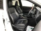 ホールド感のあるシートで、運転中もドライバーをしっかりと支えてくれます。パット部にソフト材を採用し、フィット感も向上しています。