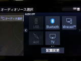 ラジオ、フルセグテレビ、CD再生、DVD再生、SD再生(音楽/動画)、SD録音(別途SDカードが必要です)、Bluetoothオーディオが使用可能です。機能の詳細は、展示店舗までお尋ねください。