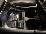 フロントコンソールには、カップホルダーと小物入れがついています。