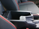 全てのクルマに車両検査証がついています。中古車オークション業界で確立された公正な基準を採用しています。トヨタ自動車によって、修復歴や状態を正しく判断できると認定された車両検査員が、1台1台検査し点数と