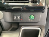 【eコンスイッチ】低燃費運転をサポートするECONモード。スイッチをONすると、エンジンやトランスミッション、A/Cなどを協調制御し、燃費の向上に貢献。エコドライブの効果を高めます。