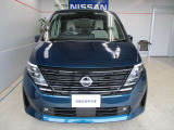 ■フロントマスクの大きなVモーショングリルは日産らしさを引き立たせてくれます。