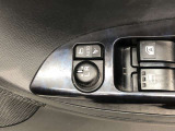電動格納式ドアミラー付き。駐車場へ停めた時に、ボタン一つで左右のドアミラーをたたむ事ができます。