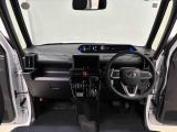 360&deg;UV&IRカット機能ガラス採用。見易い計器類と運転し易いレイアウトのドライビングポジションは、極細Aピラーの採用で視角も少なく前方&左右の見切りが良く安心して運転できます。
