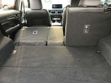 後部のシートを倒すとこんなに広々空間が!大きなお荷物を乗せる時でも心配ありません!