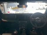 ブラックで統一されたコックピット。アイポイントが高く、女性でも運転しやすいです。