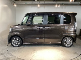 狭い駐車場でも、スライドドアならチャイルドシートへのお子さまの乗降や荷物の積載もスムーズ。とても便利な【助手席側。電動スライドドア】ドアハンドを少し引くだけでリアドアが自動開閉します。