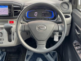 インテリアに合わせたデザインのステアリングは、運転される方のことも考え、運転しやすい形状、大きさです。是非一度、実際に触ってお確かめください。