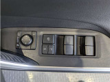 パワーウィンドウのスイッチですよ。 運転席に居ながら窓を開け閉めのコントロールできますよ。 ロック機能で、子供がイタズラして窓を開けるという事も無くなりますよ。