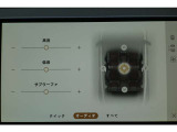 澄みきった高音から深みのある低音まで、すべての音とリズムを鮮やかに再生します。各シートの側には、ドアマウントスピーカーを配置。スムーズでクリアなサウンドをお楽しみいただけます。