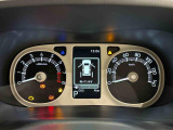 様々な車両情報を表示できるTFTマルチインフォメーションディスプレイを中央に配した視認性の高い大型2眼メーターです