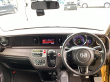 ボンネット先端の位置がつかみやすく、狭い路地や駐車場でも扱いやすい視界です。