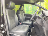 運転席まわりには十分なスペースがあり、大柄な方でもゆったり運転していただける環境です。