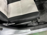 痛みの出やすい運転席シートの角、フロアマット、座面、ともに良好です