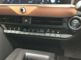 【左右独立温度コントロールフルオートエアコン】運転席・助手席でそれぞれ好みに合わせて温度設定が可能です。