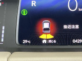 パーキングセンサーシステムは走行中に障害物が迫ると音と表示でお知らせ、低速走行時時の安心感を高めます