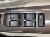パワーウィンドのスイッチです。運転席に座りながら、助手席や後席の窓を開け閉めできるので大変便利ですよ。