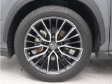 235/50R20ランフラットタイヤ&専用アルミホイールを装着しています。