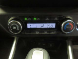 オートエアコンを装備しています。室内の温度を設定すると、センサーが室温を感知して、温度、風量を自動的にコントロールし、快適な空間にしてくれます。