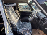 まずは、お座り下さい。運転している感覚がつかめると思います^^