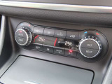 エアコンはデュアルオートエアコン装備で、運転席、助手席それぞれ快適な温度で過ごして頂けます。