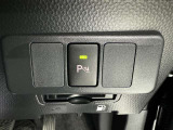 コーナーセンサーを車の前後に装備。障害物までの距離に応じて警告音を変えてお知らせ。縦列駐車時や駐車場・車庫などでの取り回しをサポートします。詳細は販売店スタッフまでおたずねください。