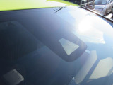 全てのクルマに車両検査証がついています。中古車オークション業界で確立された公正な基準を採用しています。トヨタ自動車によって、修復歴や状態を正しく判断できると認定された車両検査員が、1台1台検査し点数と
