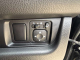 電動格納式ミラーなので、対向車などとのすれ違い時にも便利です。また、ドアロック連動で自動格納します。