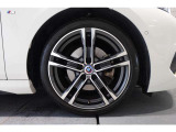 【BMWアロイホイール】軽量かつ強度に拘ったアロイホイール。走行性能ポテンシャルを引き出す設計。タイヤのサイドウォールが強化されたランフラットタイヤは、パンク時にタイヤがつぶれてもリムから外れません。
