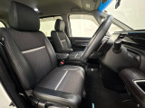 前席の画像です。是非運転席に座っていただき視界等をご確認ください。