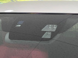 【スマートブレーキサポート】走行中に前方の車両等を認識し、衝突しそうな時は警報とブレーキで衝突回避と被害軽減をアシスト。より安全にドライブをお楽しみいただけます。
