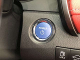 エンジンスタートスイッチです。キーが車内にあれば、エンジンの始動や停止はスイッチを押すだけ!キーを取り出す手間を省き、ワンプッシュで操作できるので簡単でスムーズです。