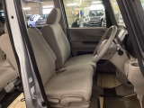 【ベンチシート】運転席と助手席の移動もスムーズ!狭い駐車場での乗り降りや、お子様の乗り降りにも便利です。座席の間にコンソールボックスやドリンクホルダーがないため、車内空間が広く感じます。