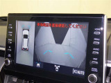 パノラミックビューモニターを装備。駐車場や交差点でクルマを真上から見るように周囲を確認できます。機能の詳細は販売店スタッフまでおたずねください。