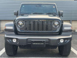 Jeepの象徴7スロットグリルがインパクトあります。