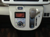 オートエアコンで暑い夏も寒い冬も快適な車内で運転出来ます。