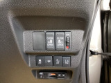 パワースライドドアの開閉はスマートキーのリモコンやドアノブは勿論、運転席側のスイッチ操作でも開閉ができ、安全・簡単です。