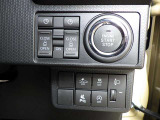 プッシュスタートボタンの画像です。スマートキーを携帯さえしていれば、キーを探さなくてもお車の始動が出来て便利です!