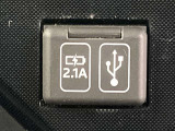こちらのクルマはUSB接続コネクタも装備されています♪スマホの充電などにお使い下さい。ご旅行中での充電切れも、これなら心配いりませんね!