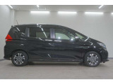 リアには左右スライドドアを採用。狭い駐車場でも開閉しやすく、強風の日でもドアが煽られにくくなっております。小さなお子さまやご年配の方も安心して乗り降りできます。
