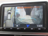 パノラミックビューモニター付きです。車両を上から見たような映像をディスプレイオーディオ画面に表示。運転席からの目視だけでは見にくい、車両周辺の状況をリアルタイムでしっかり確認できます。