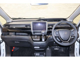 操作性に優れた運転席となります!小物入れや各ボタンの配置にこだわり、使いやすいです!座り心地もよく視認性も良好なのでロングドライブもお任せ下さい!