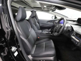ゆったり室内で運転もしやすいです♪使い勝手の良い配置も考えられています!!